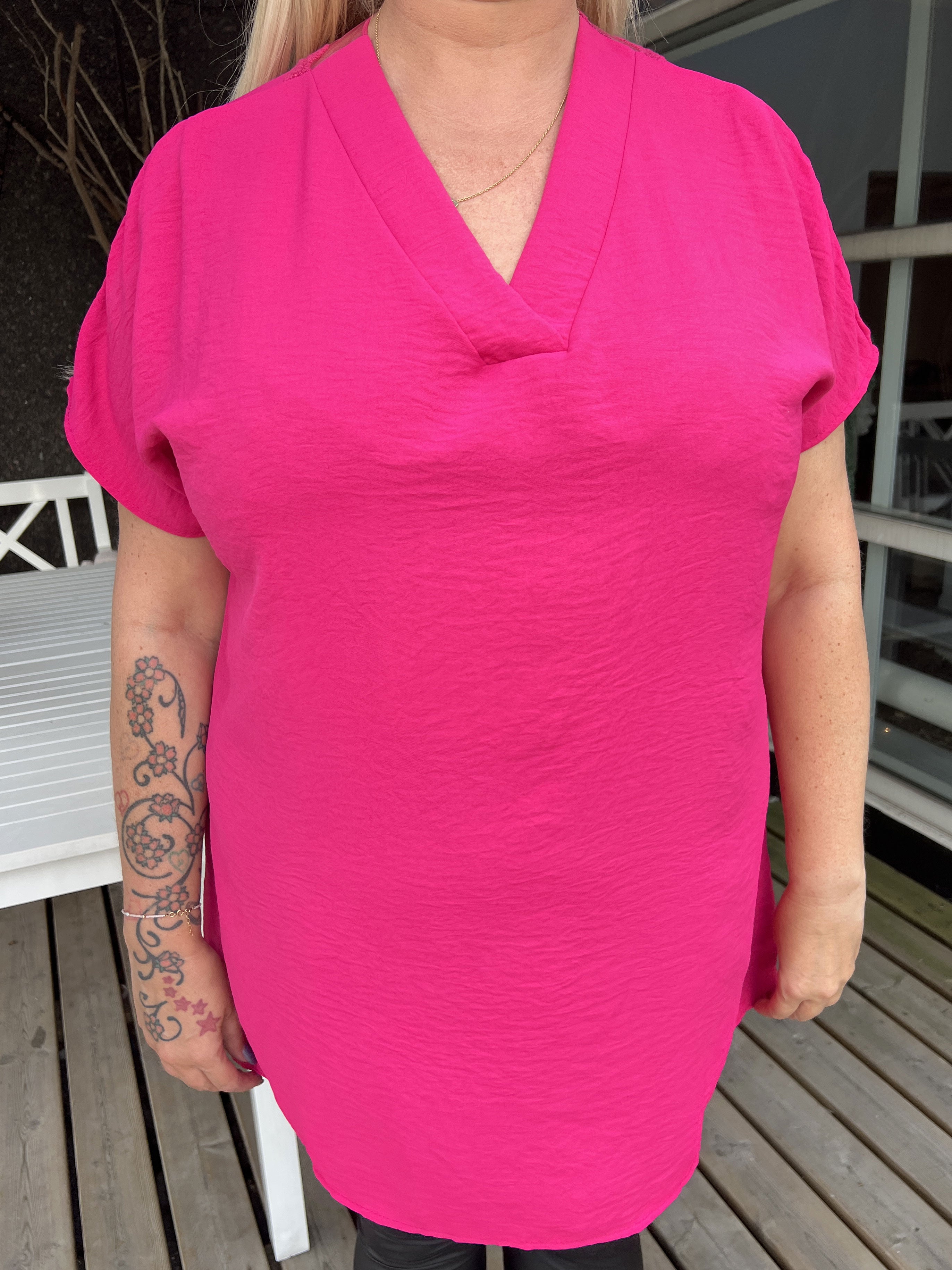 Katrine - Sød plus size tunika med blonde i ryggen